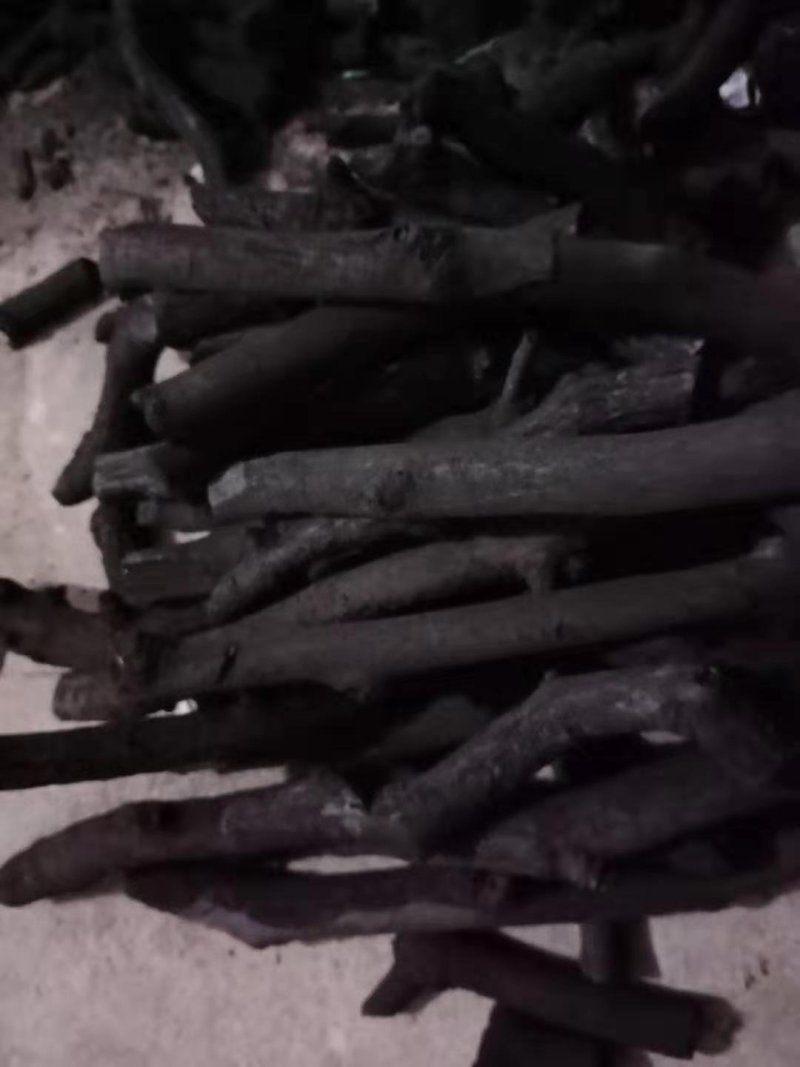长期供应工业用，取暖用，烧烤用枣木炭，杂木炭，烤鸭鸭柴