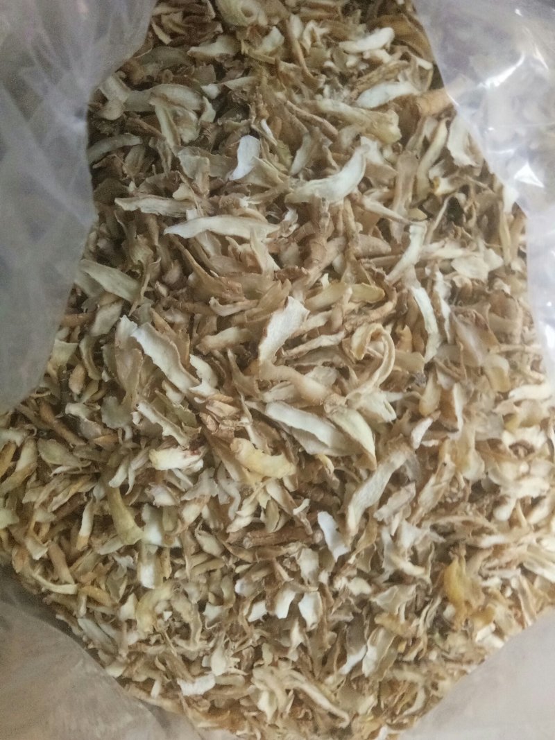 玉竹干碎片，片长三到五公分不等