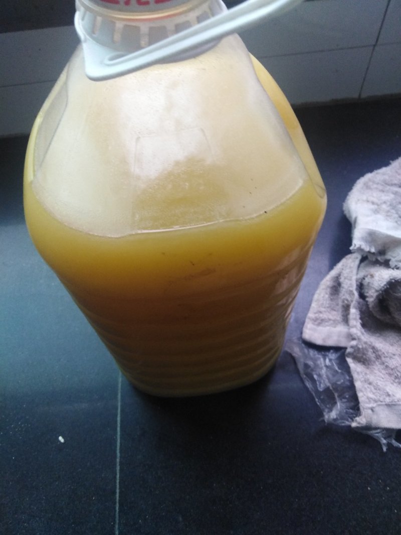 现榨花生油起批10斤。可视频看货。是自家种在山坡上的自产