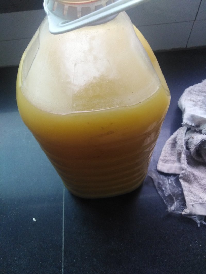现榨花生油起批10斤。可视频看货。是自家种在山坡上的自产
