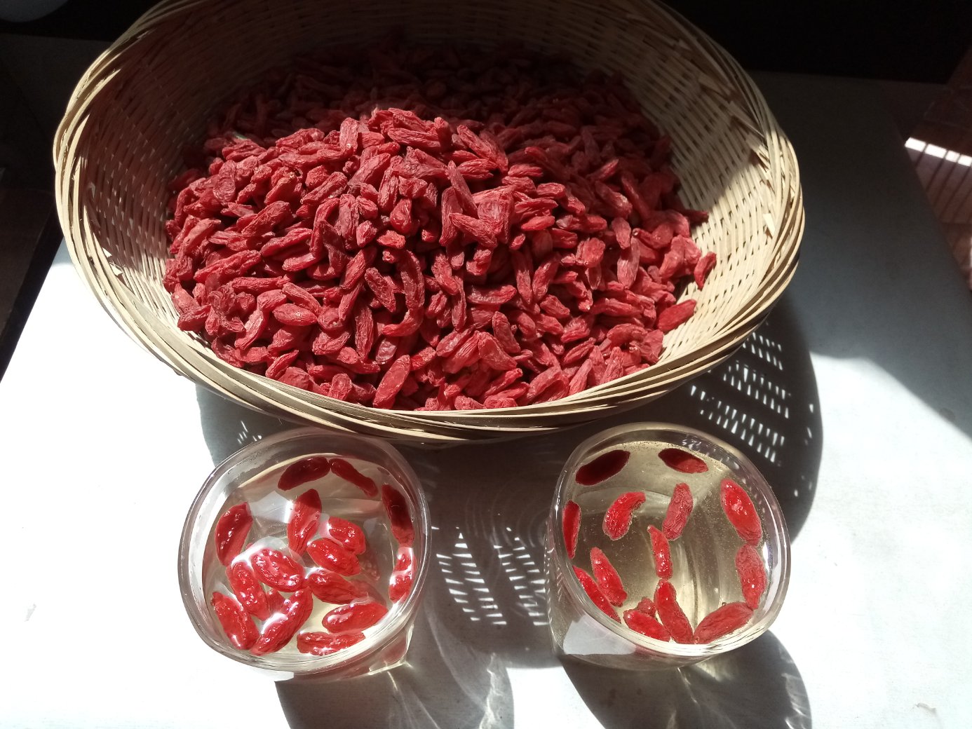 枸杞水变质图示,展示浑浊、发黑的枸杞水,旁边附有变质提示标签 枸杞水变质示意图