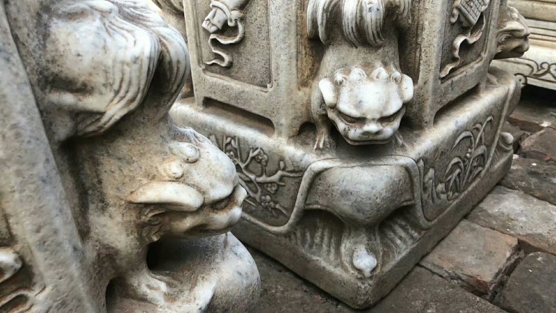八宝石坐一对，汉白玉材质