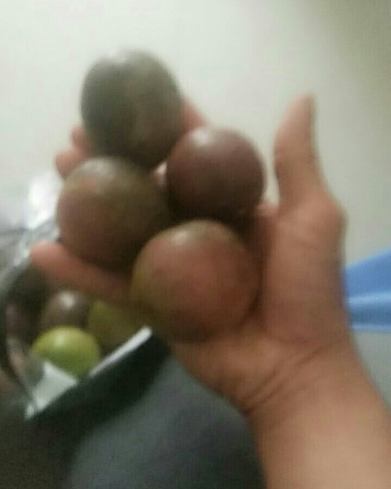 山村自家种的百香果。