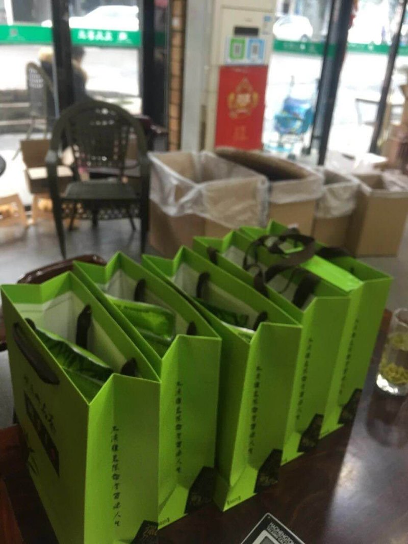 峨眉山高山绿茶，口感好特耐泡一斤两盒装