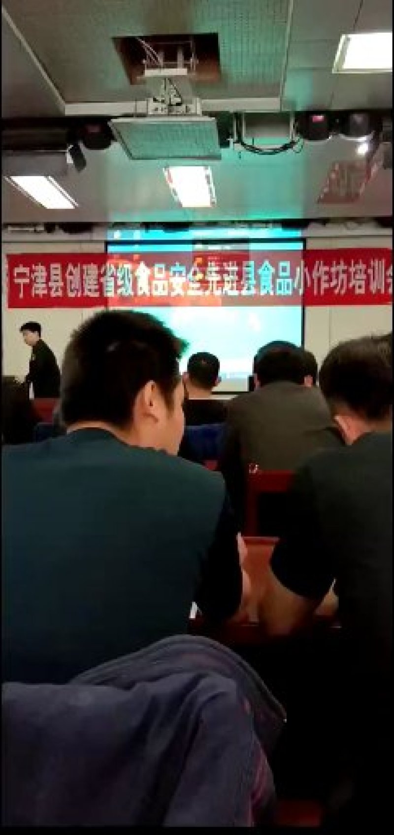 全麦粉，石磨老工艺，原色老味道，无添加，好吃更健康！
