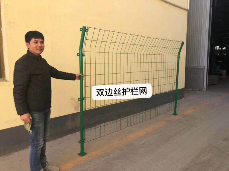 护栏网，养殖基地防护网，围栏网，养鸡网圈山圈地网
