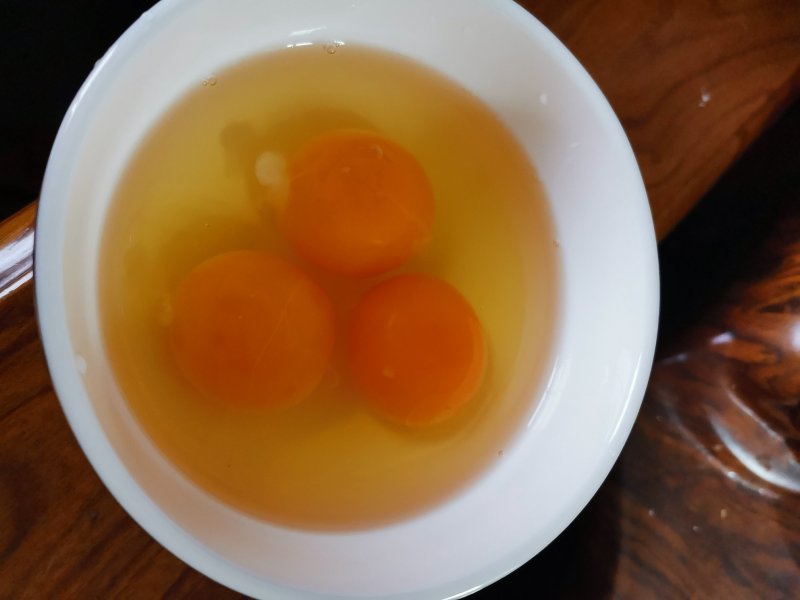 绿壳乌鸡蛋，山地散养，五谷杂粮喂养，调理身体为佳。