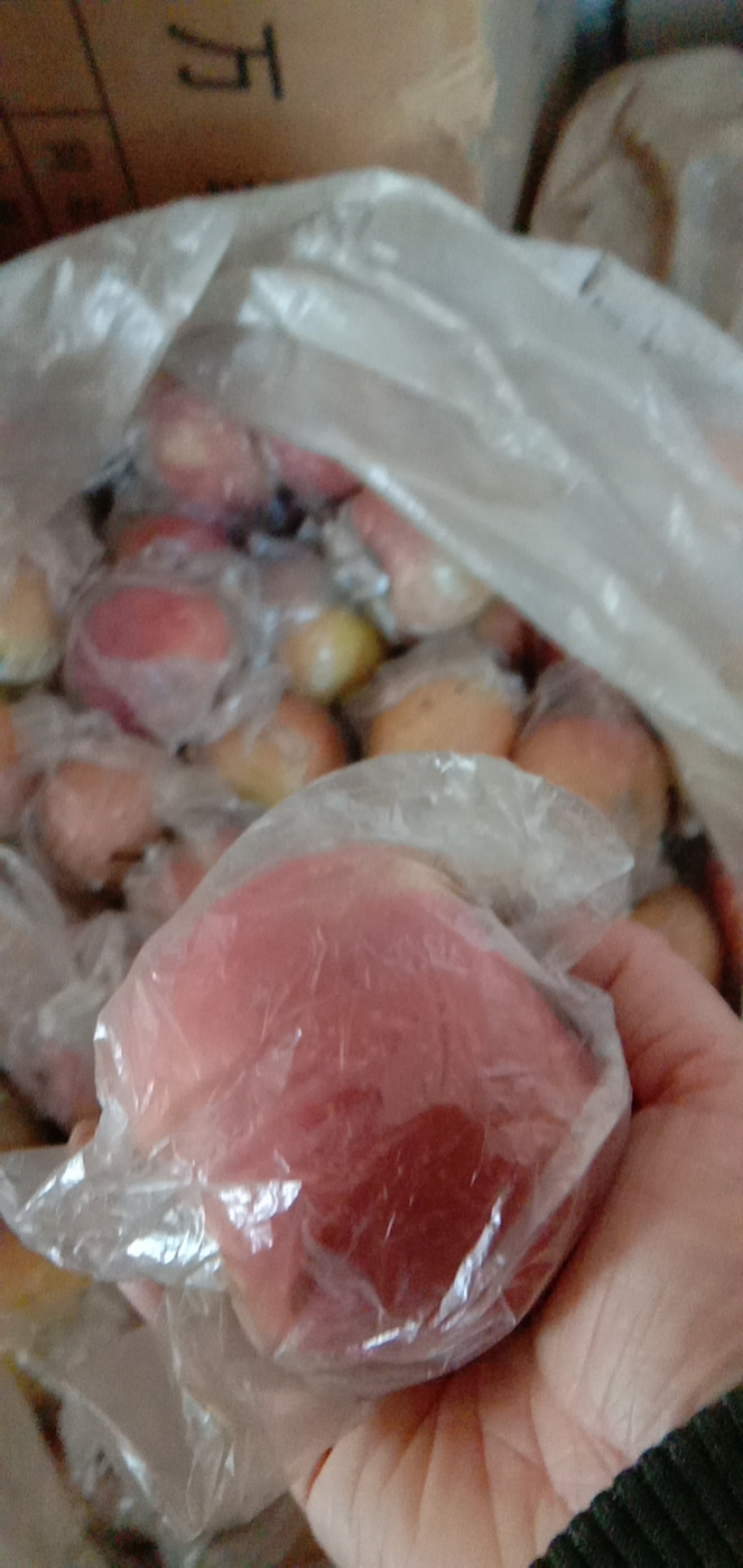 冰糖心的山坡又甜又脆精品红富士苹果果皮光滑颜色好