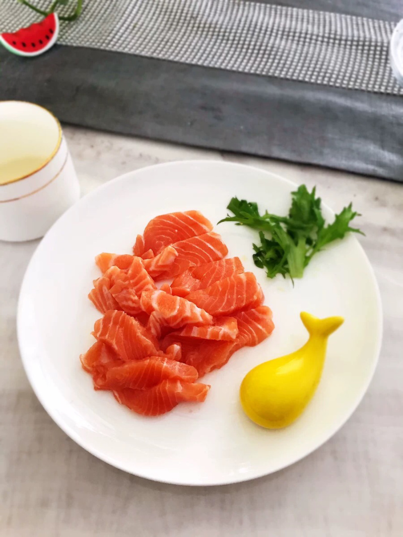 冰鲜三文鱼刺身拼盘日式料理食材去皮去刺