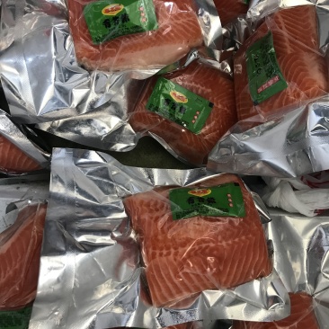 冰鲜三文鱼刺身拼盘日式料理食材去皮去刺