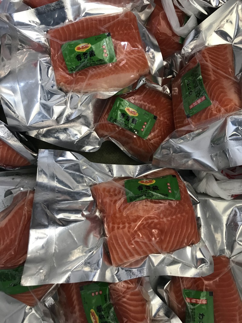 冰鲜三文鱼刺身拼盘日式料理食材去皮去刺