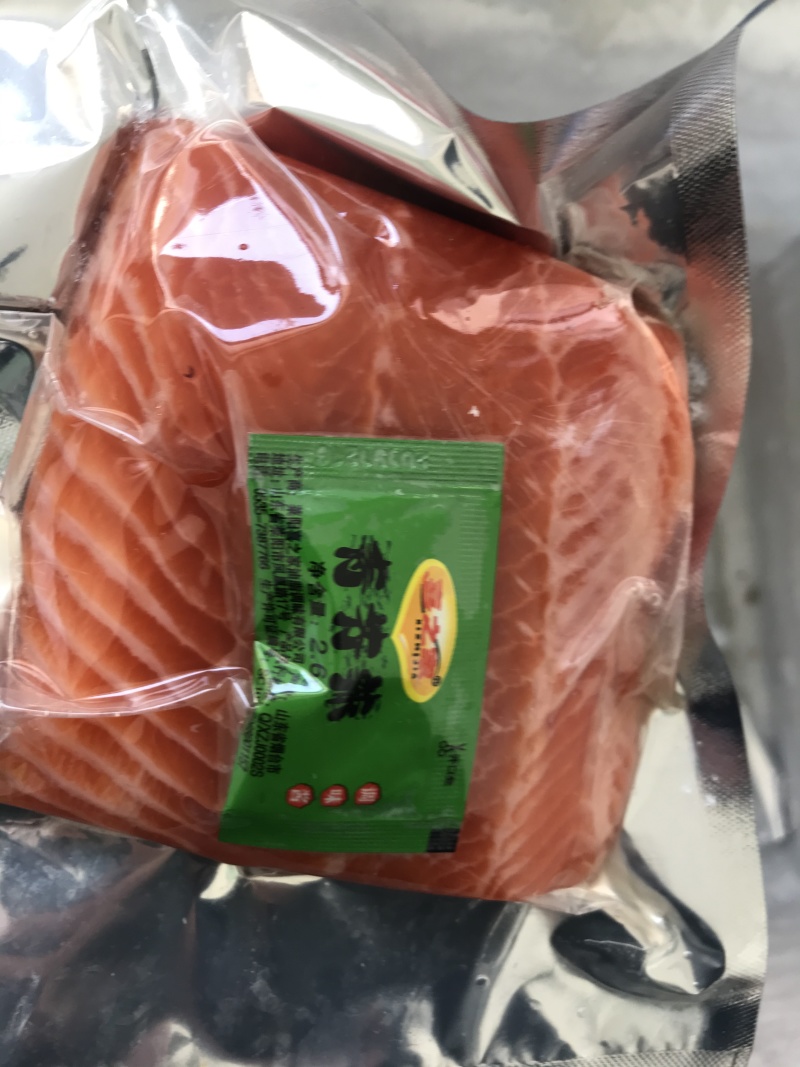 冰鲜三文鱼刺身拼盘日式料理食材去皮去刺