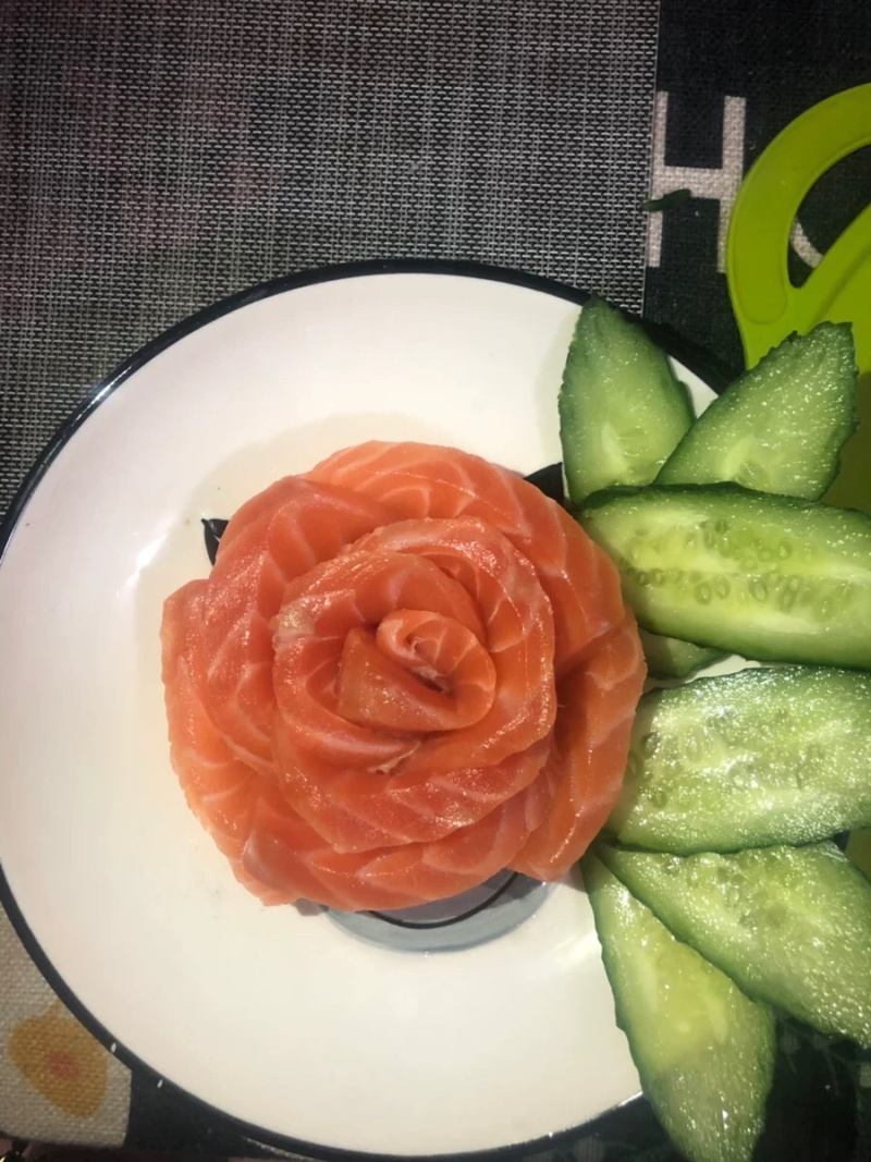 冰鲜三文鱼刺身拼盘日式料理食材去皮去刺