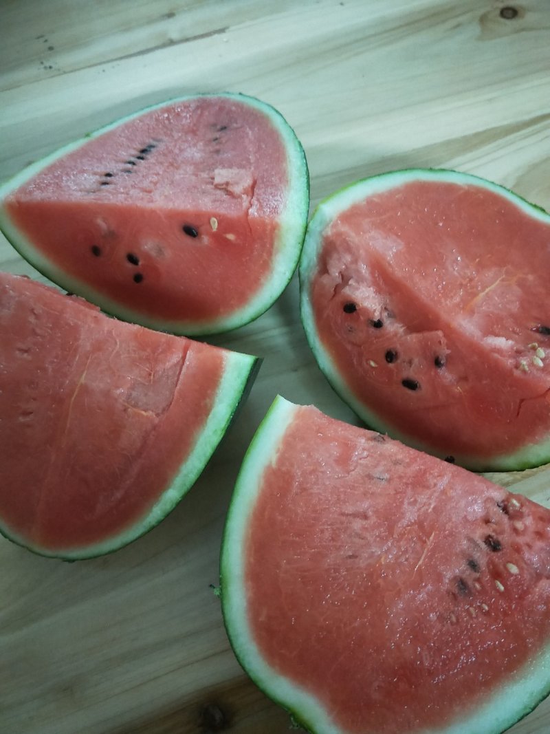 精品甜王西瓜大量上市，需要货可以联系