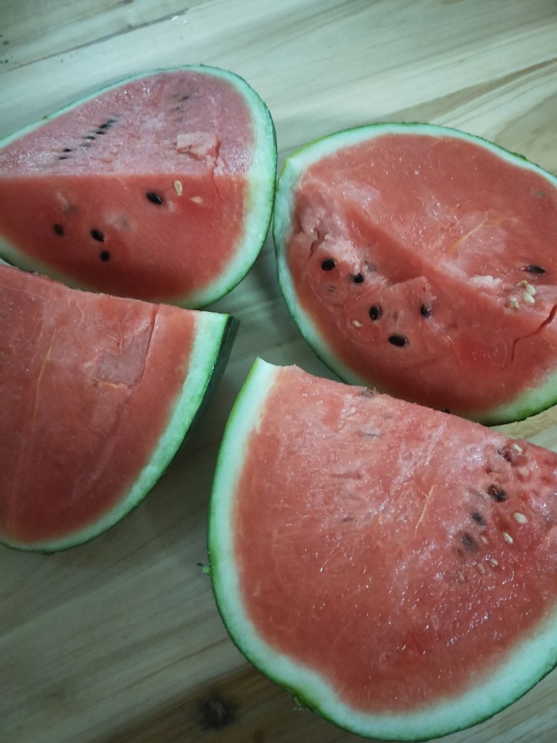 精品西瓜大量上市，需要可以联系