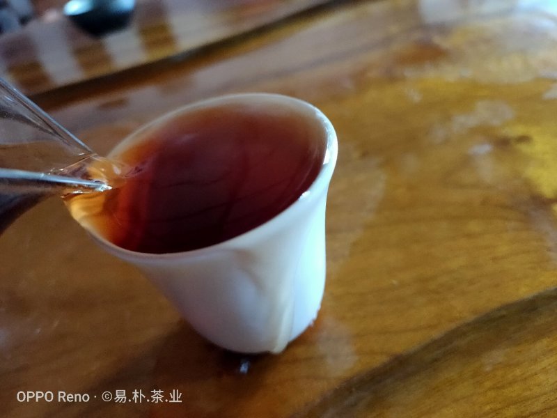 宫廷贡饼普洱熟茶云南七子饼古法压制