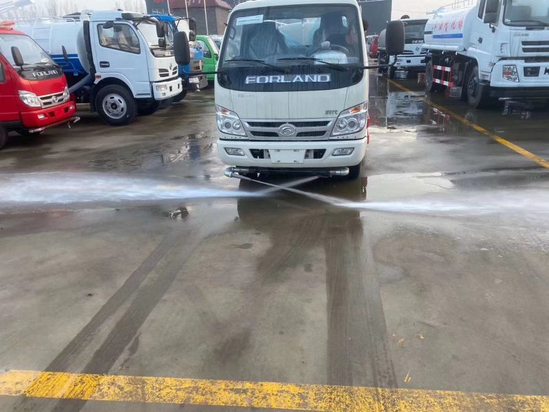 洒水车带消防雾炮侧洒后洒需要的朋友联系一台也是批发价。