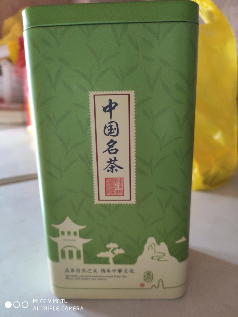 特级绿茶青山绿水也称小叶苦丁茶，叶底鲜绿，入口微苦转甘甜