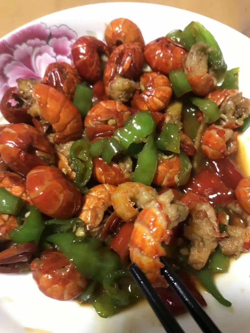精选优质龙虾尾，去掉虾头肉多更实惠，个头肥大，肉质鲜嫩。