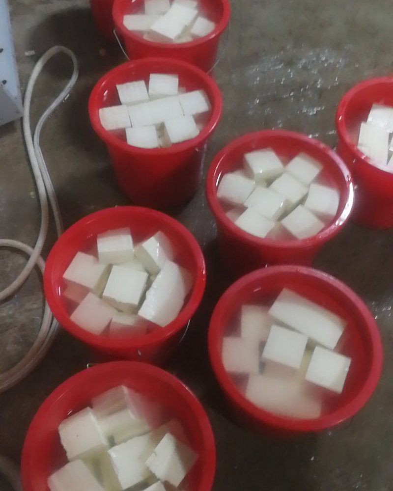 纯卤水豆腐。大锅熬制，房树卤水豆腐，乾隆年间就闻名远扬了