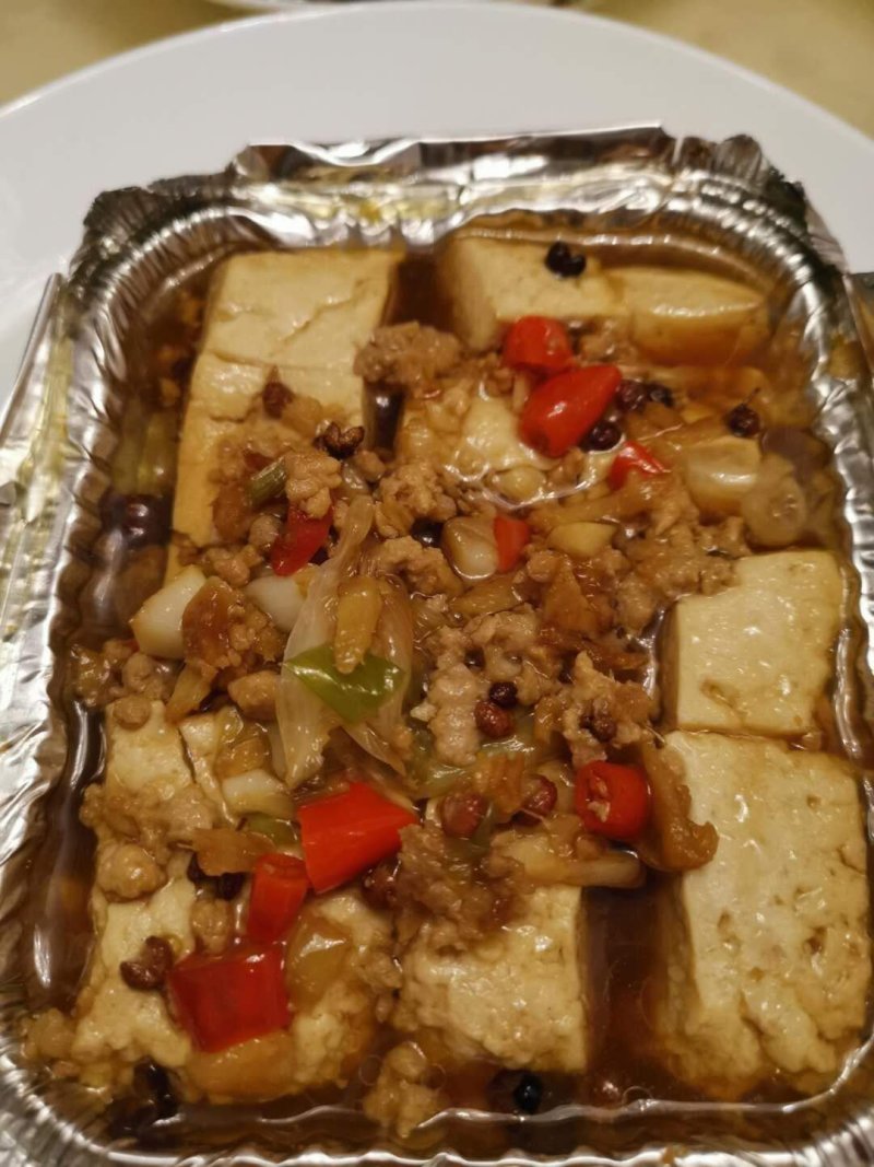 纯卤水豆腐。大锅熬制，房树卤水豆腐，乾隆年间就闻名远扬了