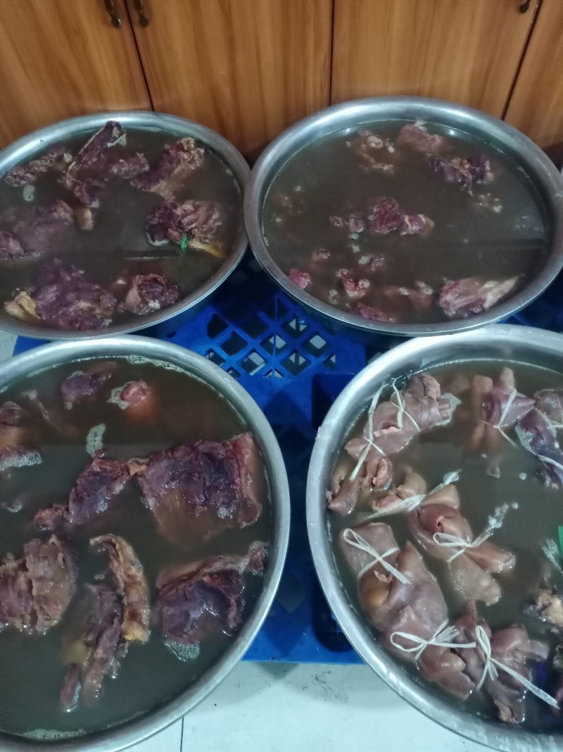 老汤驴肉，每天现宰鲜驴肉老汤卤制，口味纯正！