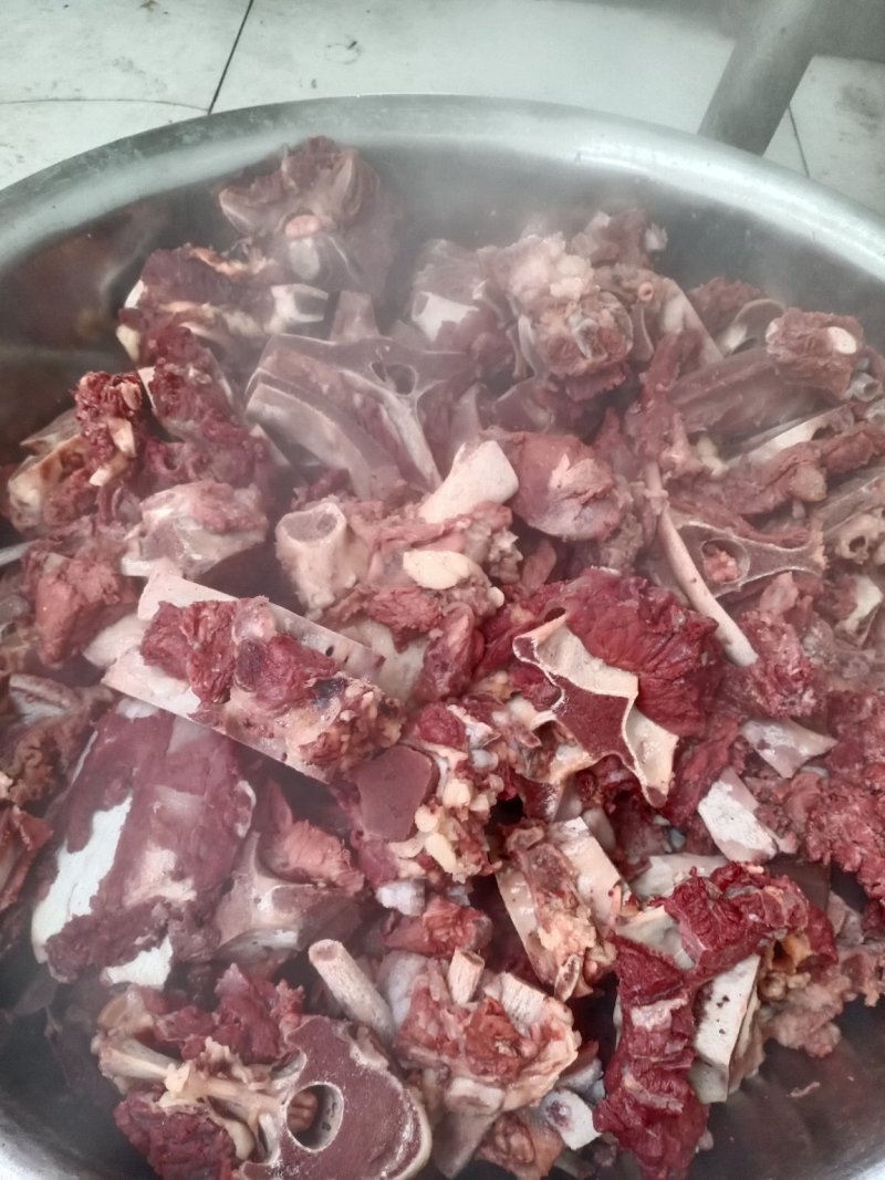 老汤驴肉，每天现宰鲜驴肉老汤卤制，口味纯正！