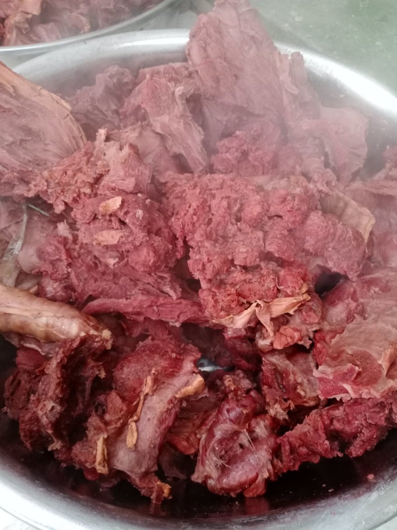 老汤驴肉，每天现宰鲜驴肉老汤卤制，口味纯正！