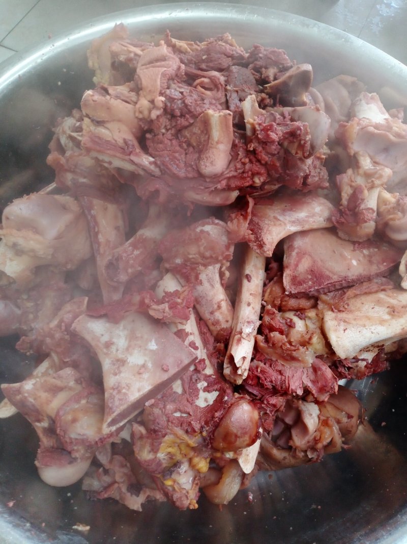 老汤驴肉，每天现宰鲜驴肉老汤卤制，口味纯正！