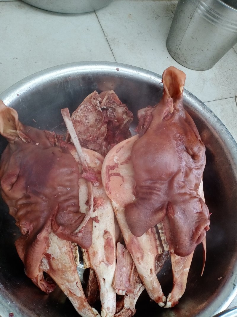 老汤驴肉，每天现宰鲜驴肉老汤卤制，口味纯正！