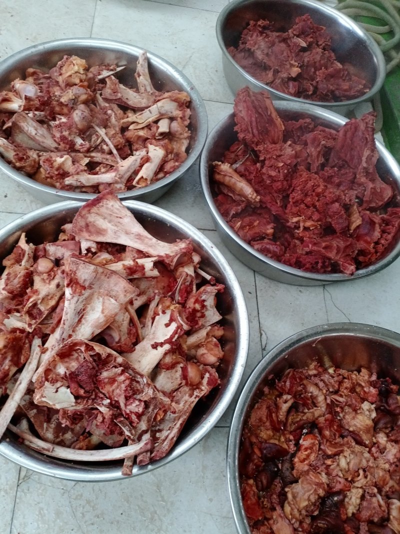 老汤驴肉，每天现宰鲜驴肉老汤卤制，口味纯正！