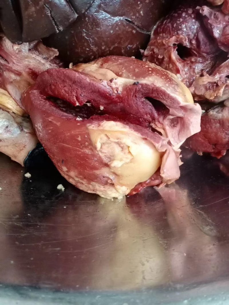 老汤驴肉，每天现宰鲜驴肉老汤卤制，口味纯正！