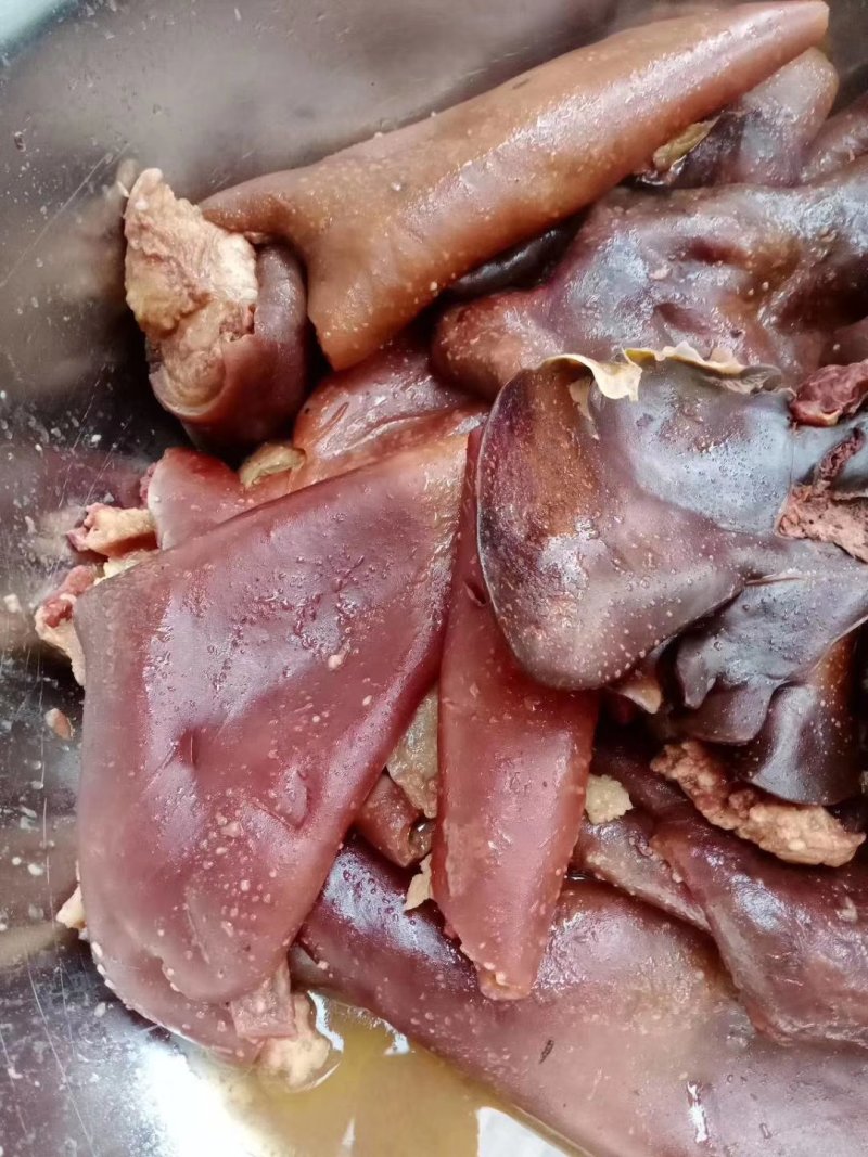 老汤驴肉，每天现宰鲜驴肉老汤卤制，口味纯正！