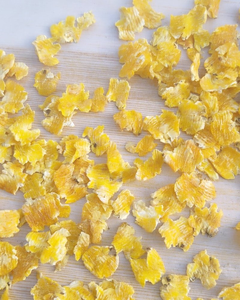 精致优选厂家直供蒸汽玉米压片喂牛好饲料全国发货