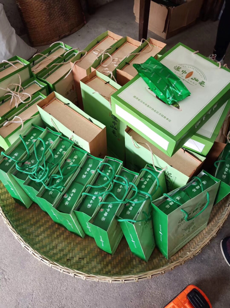 汉中明前仙毫，毛尖，炒青，自产自销。味道鲜美。