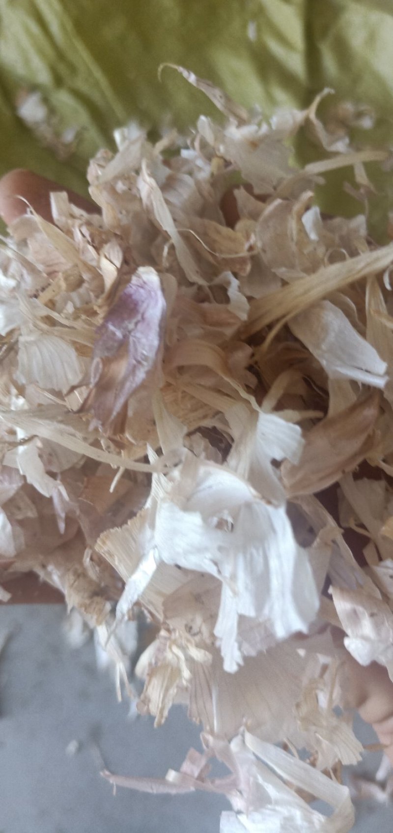 优质大蒜皮白色大蒜皮蒜皮压块适合牛羊养殖饲料内外蒜