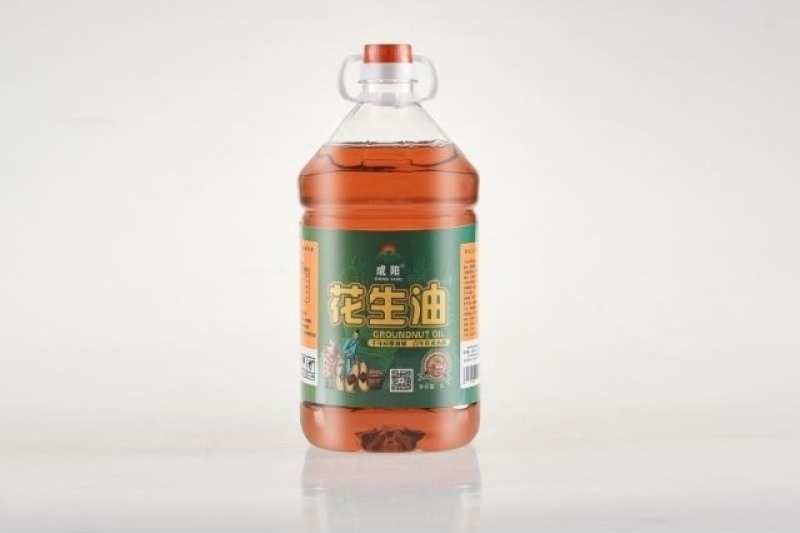 包装好的成阳古法小榨花生油