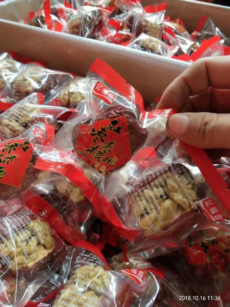 新疆特产红枣夹核桃灰枣夹核桃俊枣夹核桃