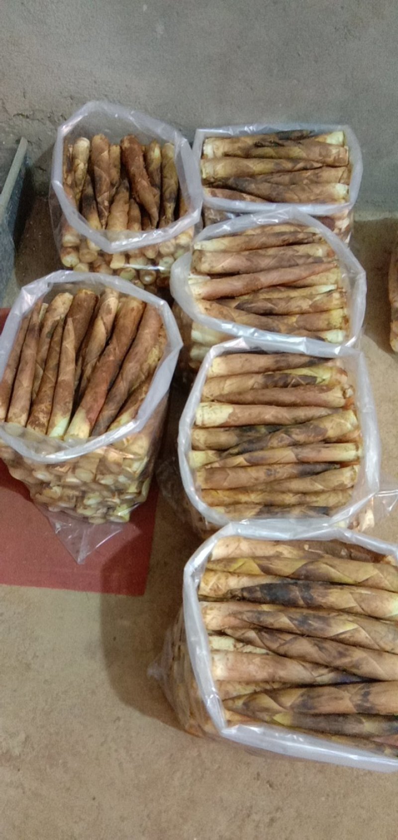 正宗的江西红泥雷笋，鲜嫩可口。长度12一21cm八月秋笋