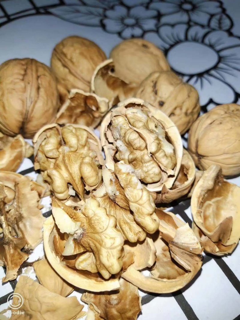 陕西省黄龙县中国核桃之乡，品种香玲核桃，皮薄，有油脂。