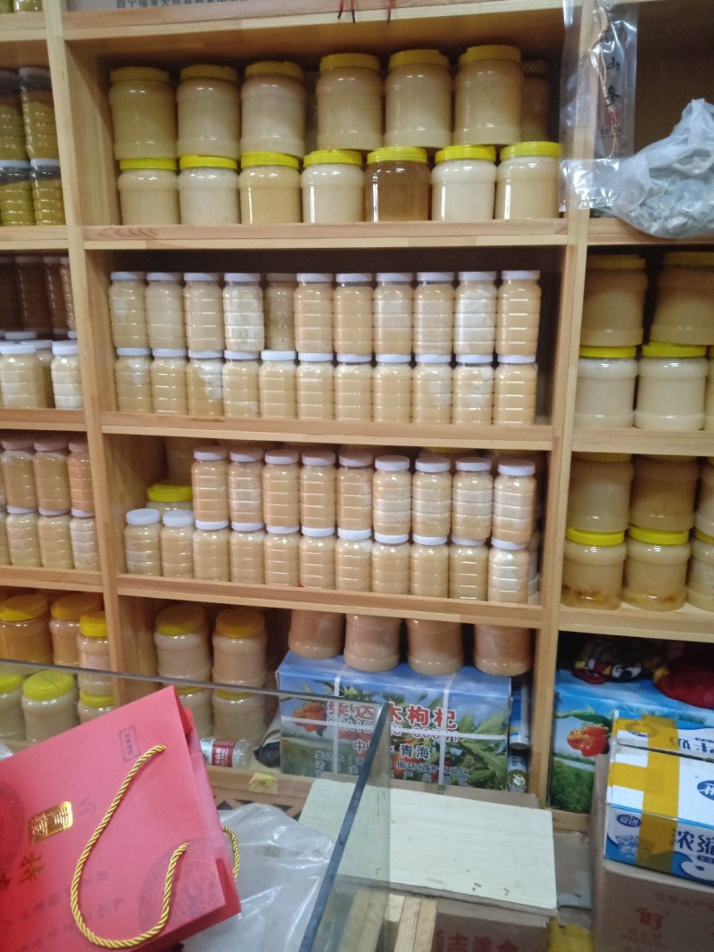 青海高原蜂蜜，坐落于青海海北藏族自治州，门源百里油菜花海