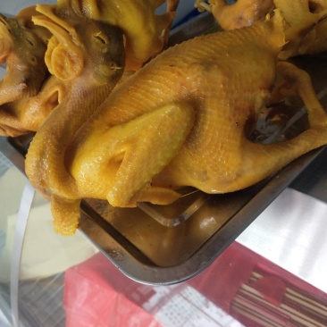 盐焗鸡。正宗梅州客家盐焗鸡，一手产地工厂，味道好颜色正