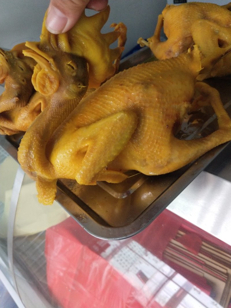 盐焗鸡。正宗梅州客家盐焗鸡，一手产地工厂，味道好颜色正