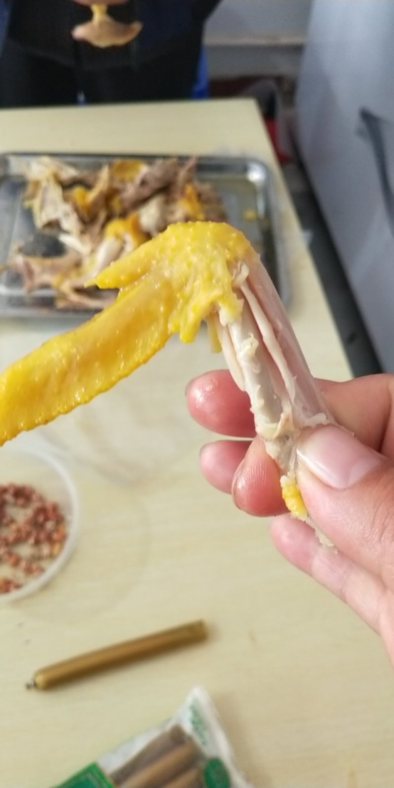 盐焗鸡。正宗梅州客家盐焗鸡，一手产地工厂，味道好颜色正