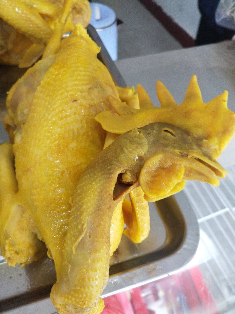 盐焗鸡。正宗梅州客家盐焗鸡，一手产地工厂，味道好颜色正