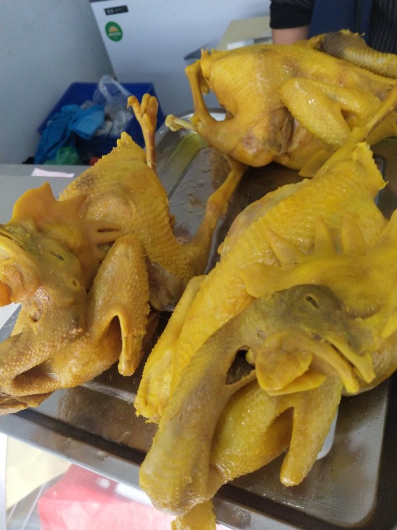 盐焗鸡。正宗梅州客家盐焗鸡，一手产地工厂，味道好颜色正