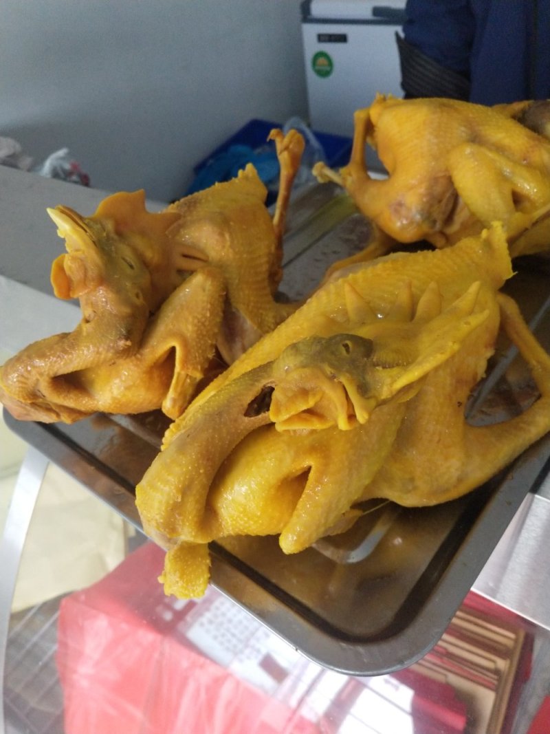 盐焗鸡。正宗梅州客家盐焗鸡，一手产地工厂，味道好颜色正