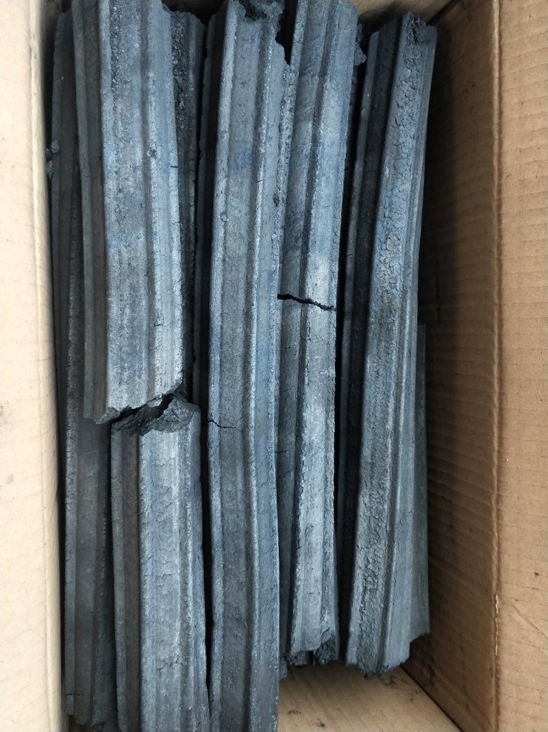 机制木炭，高温炭，烧烤炭，纯松木炭。机制