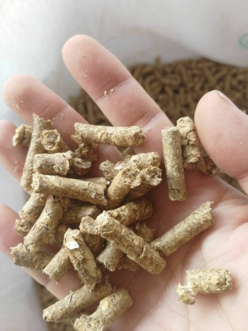 常年供应欢迎咨询牛羊兔饲料干大蒜皮压块