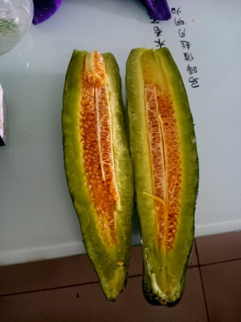 温室羊角蜜甜瓜，脆甜多汁，质量好，报价真实，诚信代办
